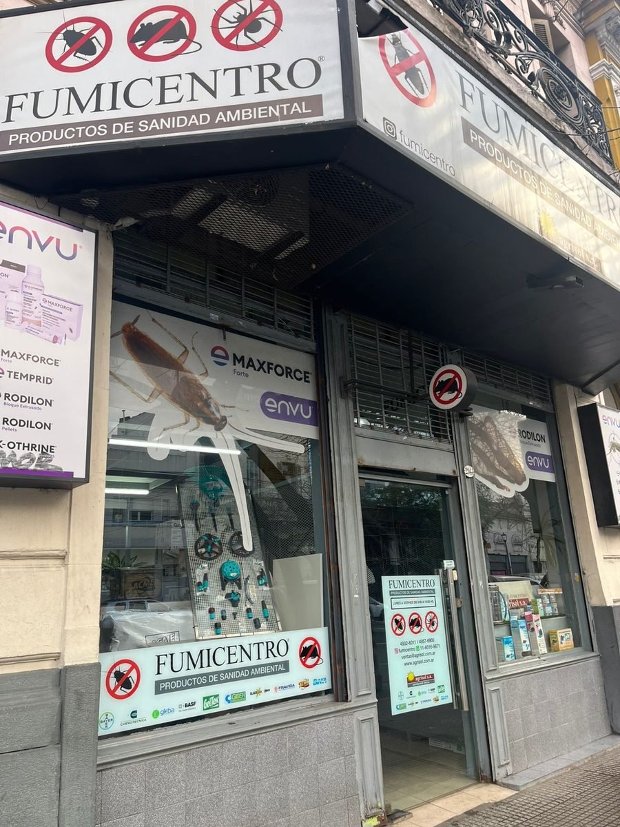 Vidriera de Fumicentro con las marcas que distribuye