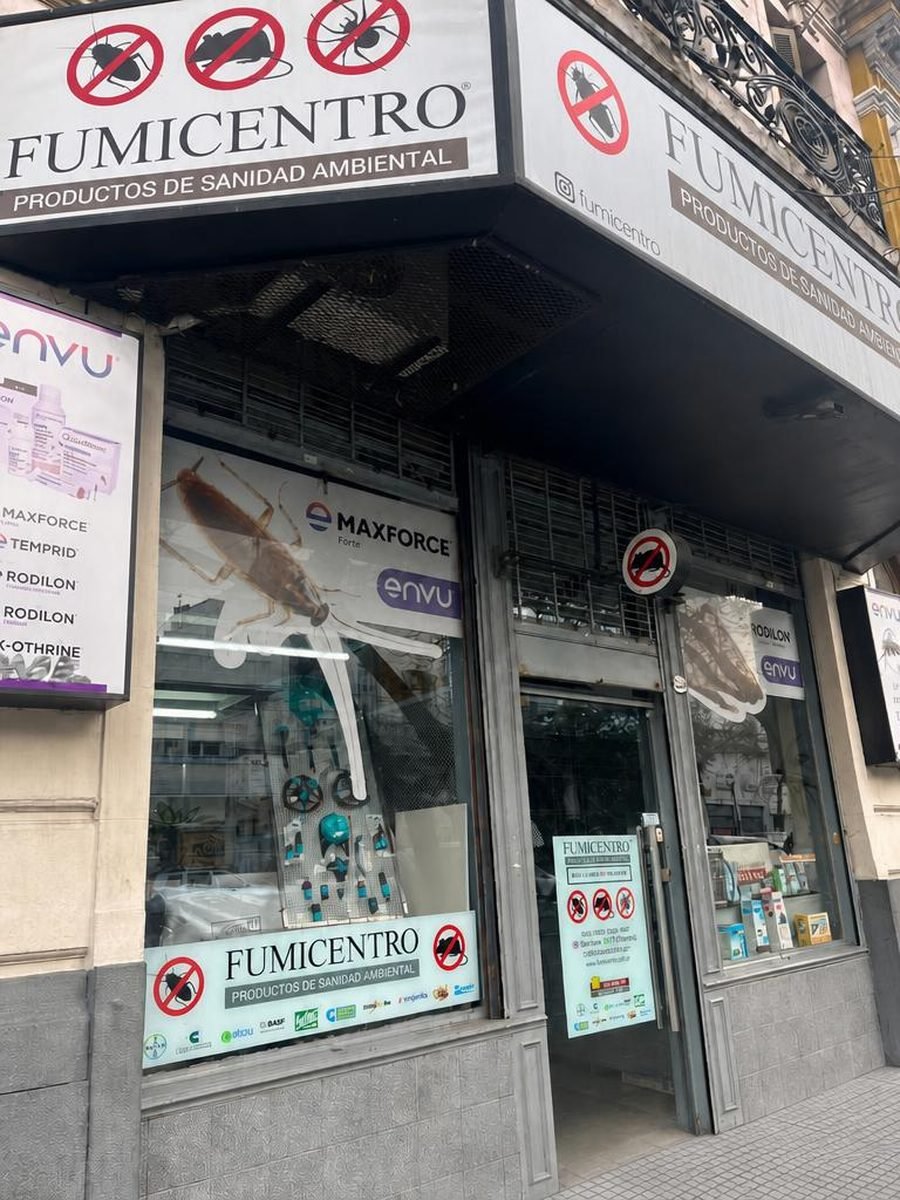 Vidriera de Fumicentro con las marcas que distribuye